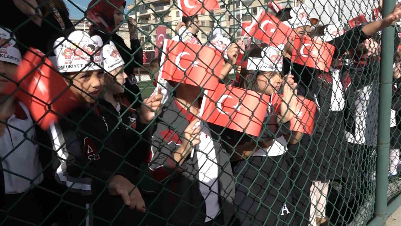 bir cadde boyunca turk bayragi actilar 6 j9d9bBjN
