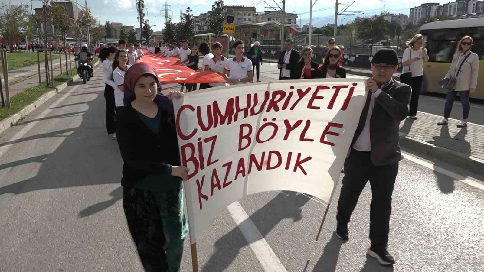 bir cadde boyunca turk bayragi actilar 8 DglCWcu3