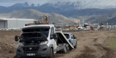 bir-cekiciyi-kurtarmaya-giden-iki-cekici-de-camura-saplandi-1fq1ZMTe.jpg