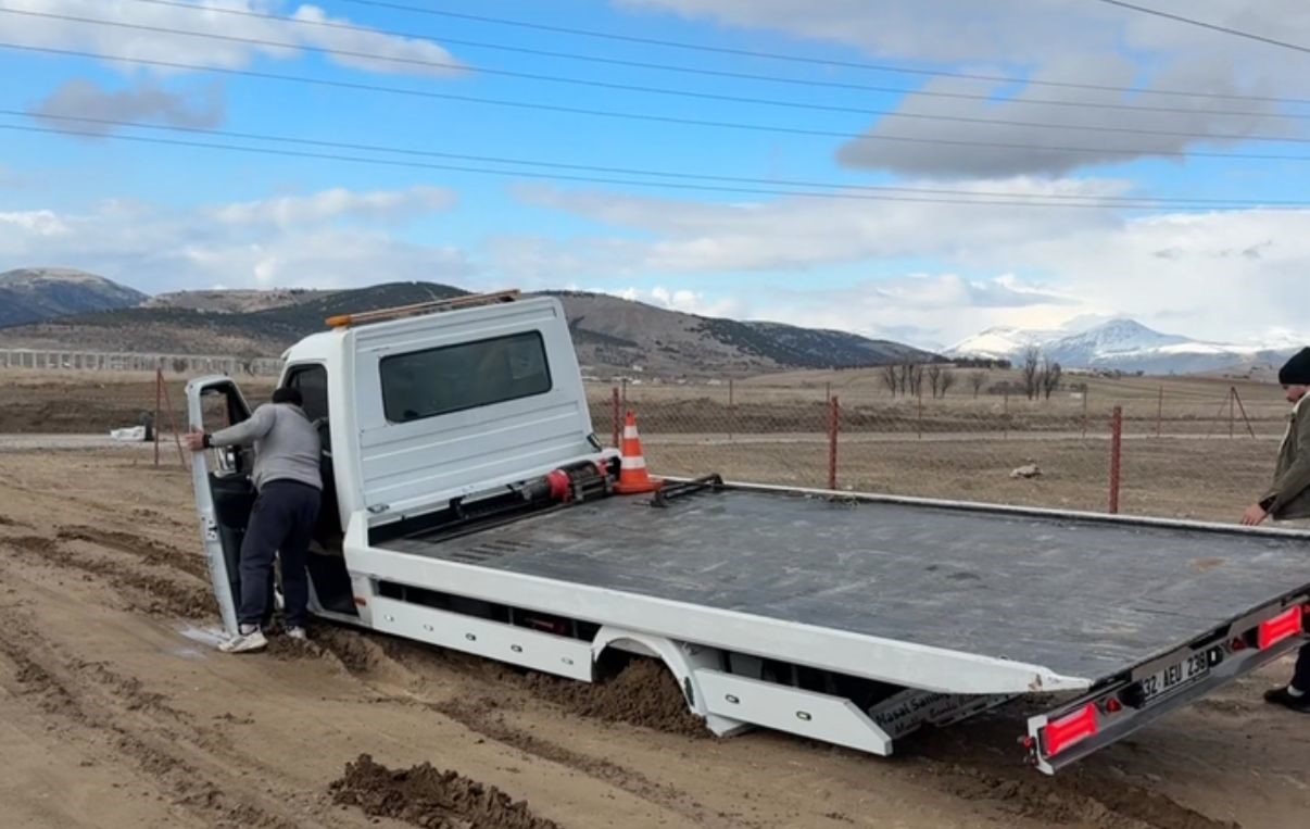bir cekiciyi kurtarmaya giden iki cekici de camura saplandi 2 swOdbI7U