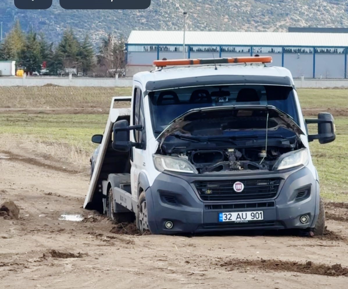 bir cekiciyi kurtarmaya giden iki cekici de camura saplandi 3 XmZFCayw