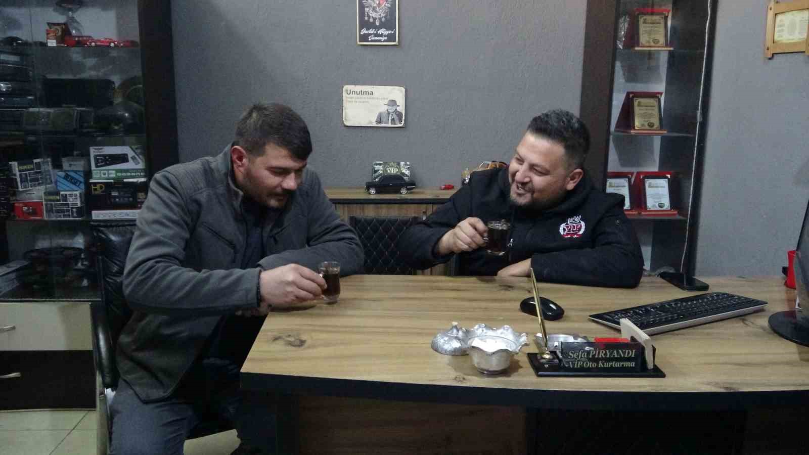 bir cekiciyi kurtarmaya giden iki cekici de camura saplandi 4 OQAzMQWh
