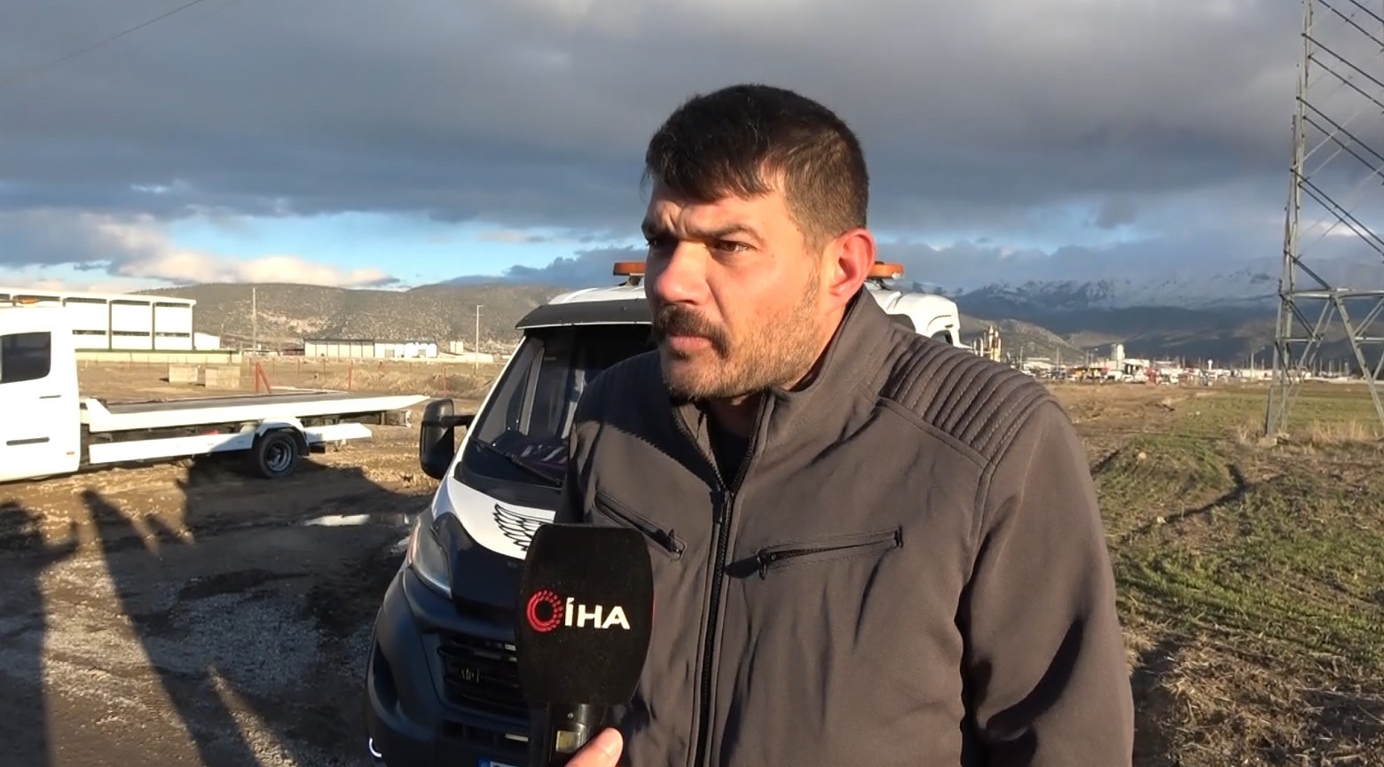 bir cekiciyi kurtarmaya giden iki cekici de camura saplandi 5 9Mz7W4Fv