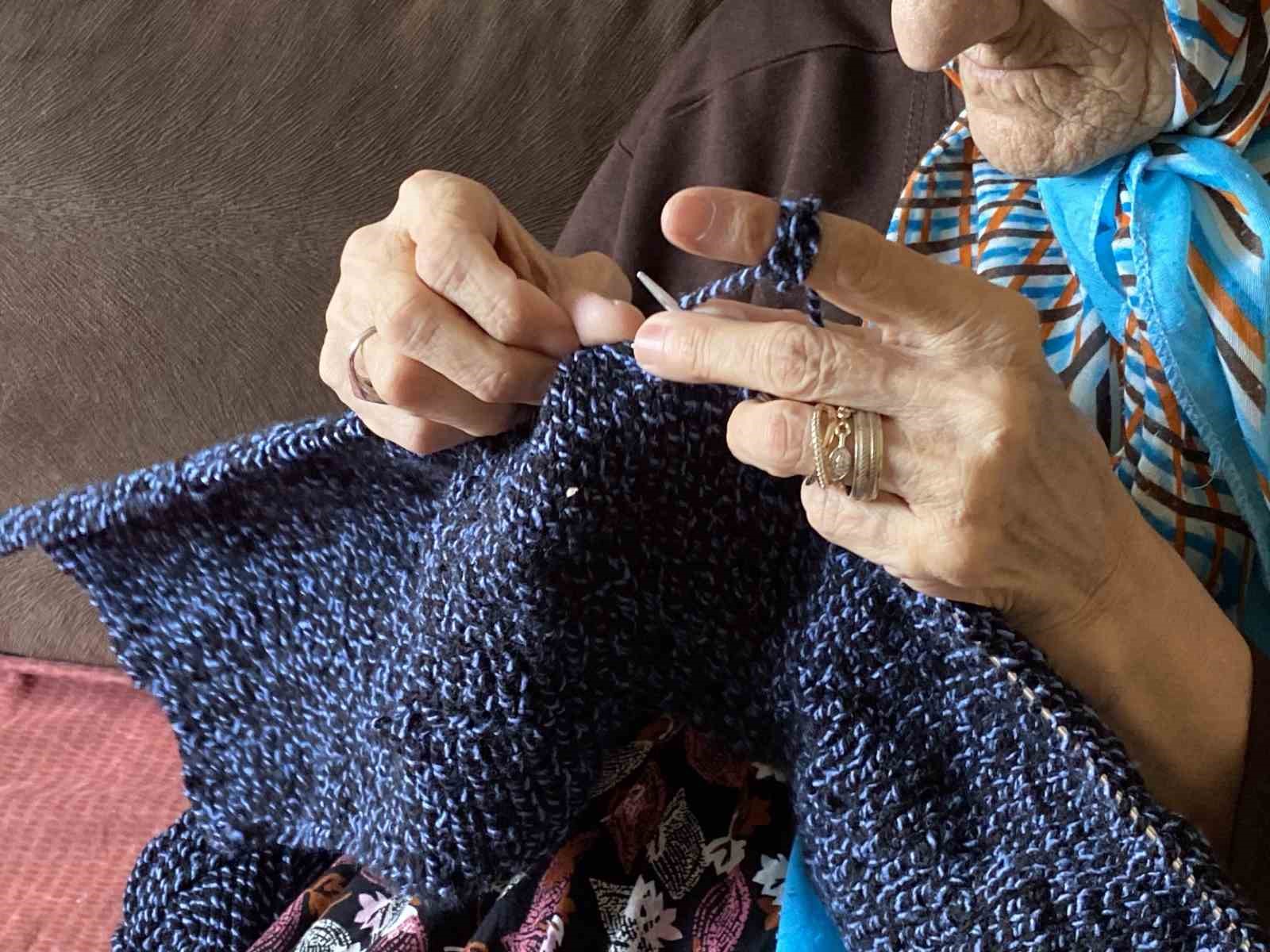 Bir gözü görmeyen 70 yaşındaki Sema teyze kitap okumaktan ve örgü örmekten vazgeçmiyor 5 bir gozu gormeyen 70 yasindaki sema teyze kitap okumaktan ve orgu ormekten vazgecmiyor 1 sbWdAgBT