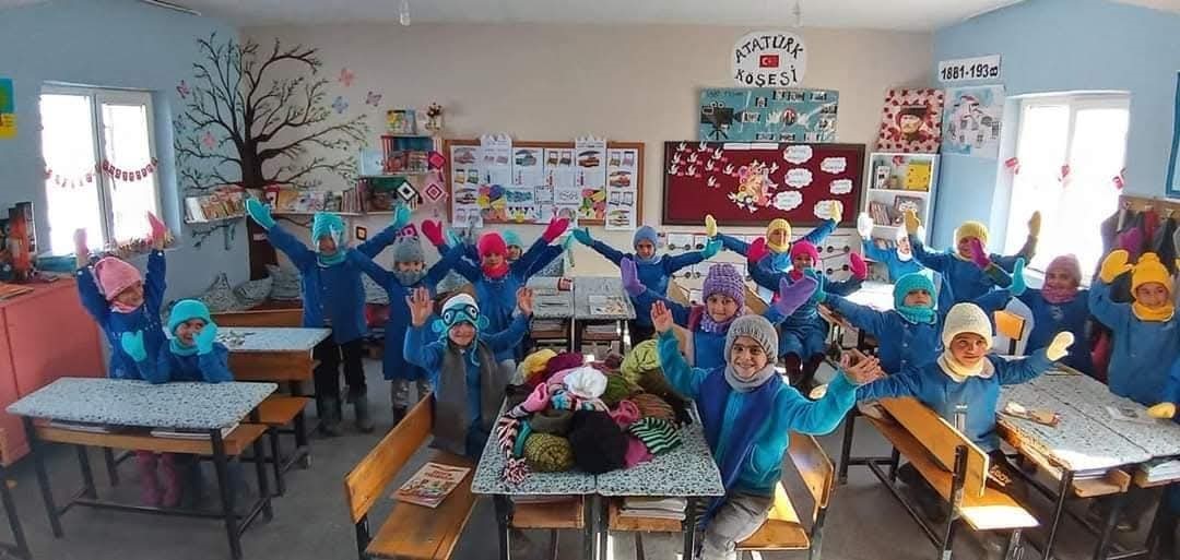 Bir gözü görmeyen 70 yaşındaki Sema teyze kitap okumaktan ve örgü örmekten vazgeçmiyor 7 bir gozu gormeyen 70 yasindaki sema teyze kitap okumaktan ve orgu ormekten vazgecmiyor 3 EXg5IdlC