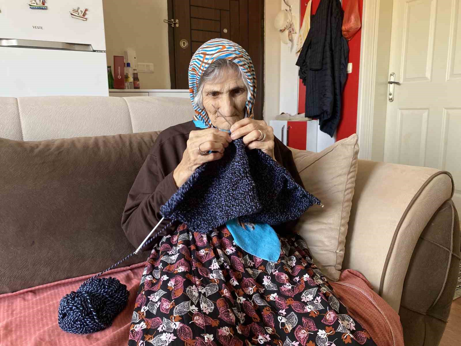 Bir gözü görmeyen 70 yaşındaki Sema teyze kitap okumaktan ve örgü örmekten vazgeçmiyor 10 bir gozu gormeyen 70 yasindaki sema teyze kitap okumaktan ve orgu ormekten vazgecmiyor 6 ST36BwFF