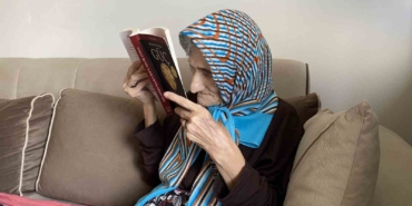 bir-gozu-gormeyen-70-yasindaki-sema-teyze-kitap-okumaktan-ve-orgu-ormekten-vazgecmiyor-JJy195Hh.jpg
