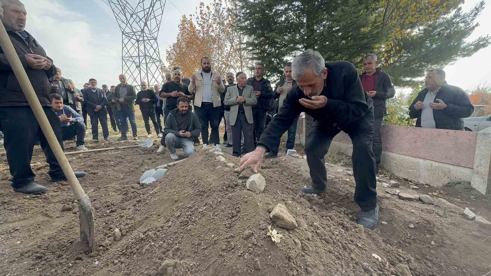 Bir hafta sonra cesedi bulunan Veysel son yolculuğuna uğurlandı 4 bir hafta sonra cesedi bulunan veysel son yolculuguna ugurlandi 0 EUGEyOyG