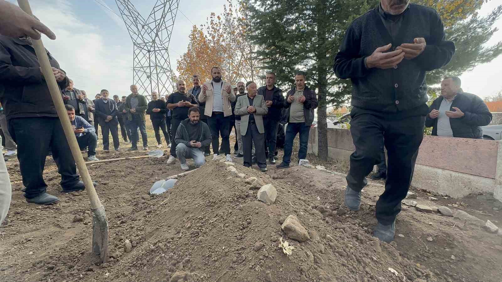 Bir hafta sonra cesedi bulunan Veysel son yolculuğuna uğurlandı 5 bir hafta sonra cesedi bulunan veysel son yolculuguna ugurlandi 1 XvQnWV7z