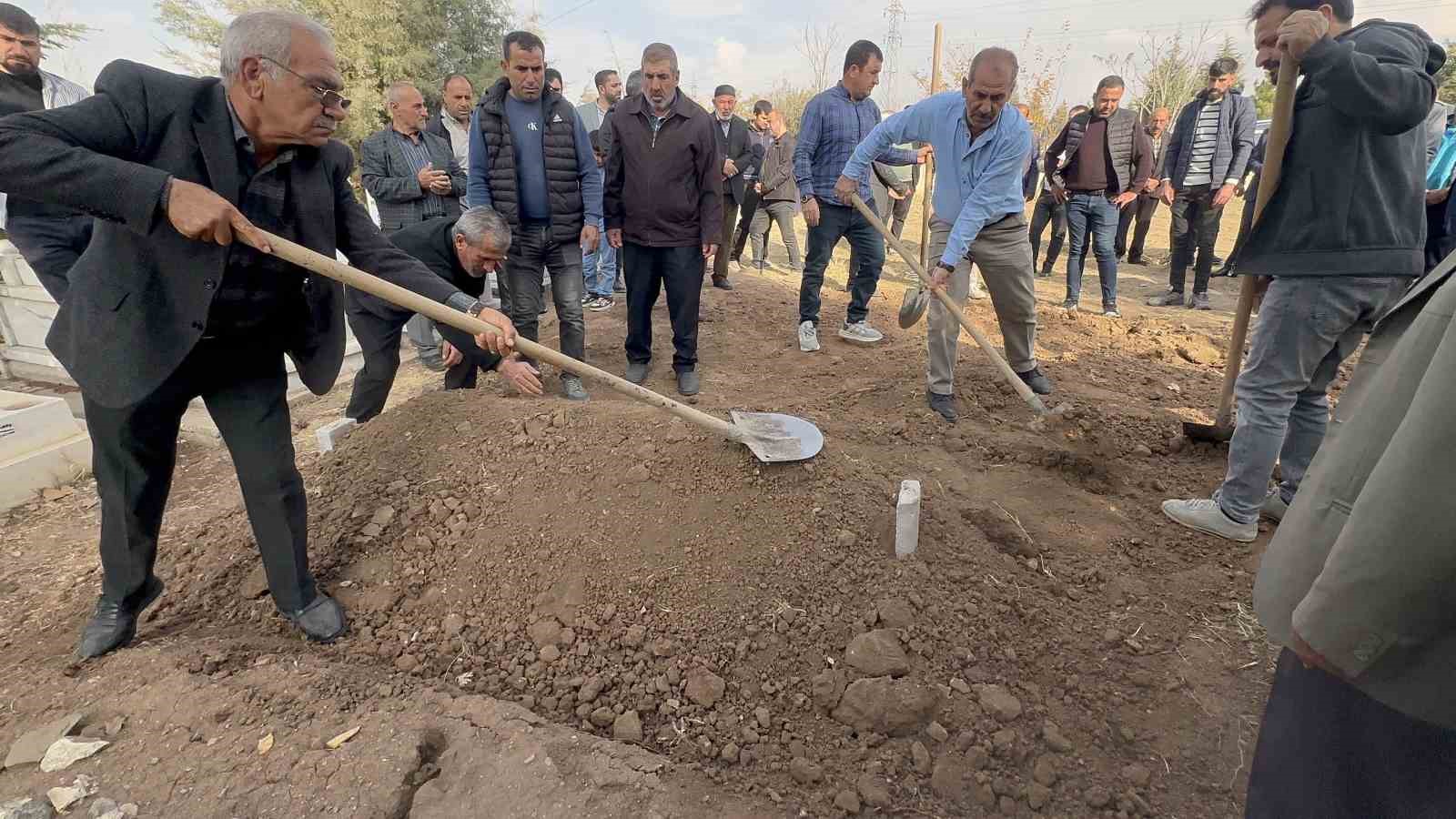 Bir hafta sonra cesedi bulunan Veysel son yolculuğuna uğurlandı 6 bir hafta sonra cesedi bulunan veysel son yolculuguna ugurlandi 2 yvPePPdc