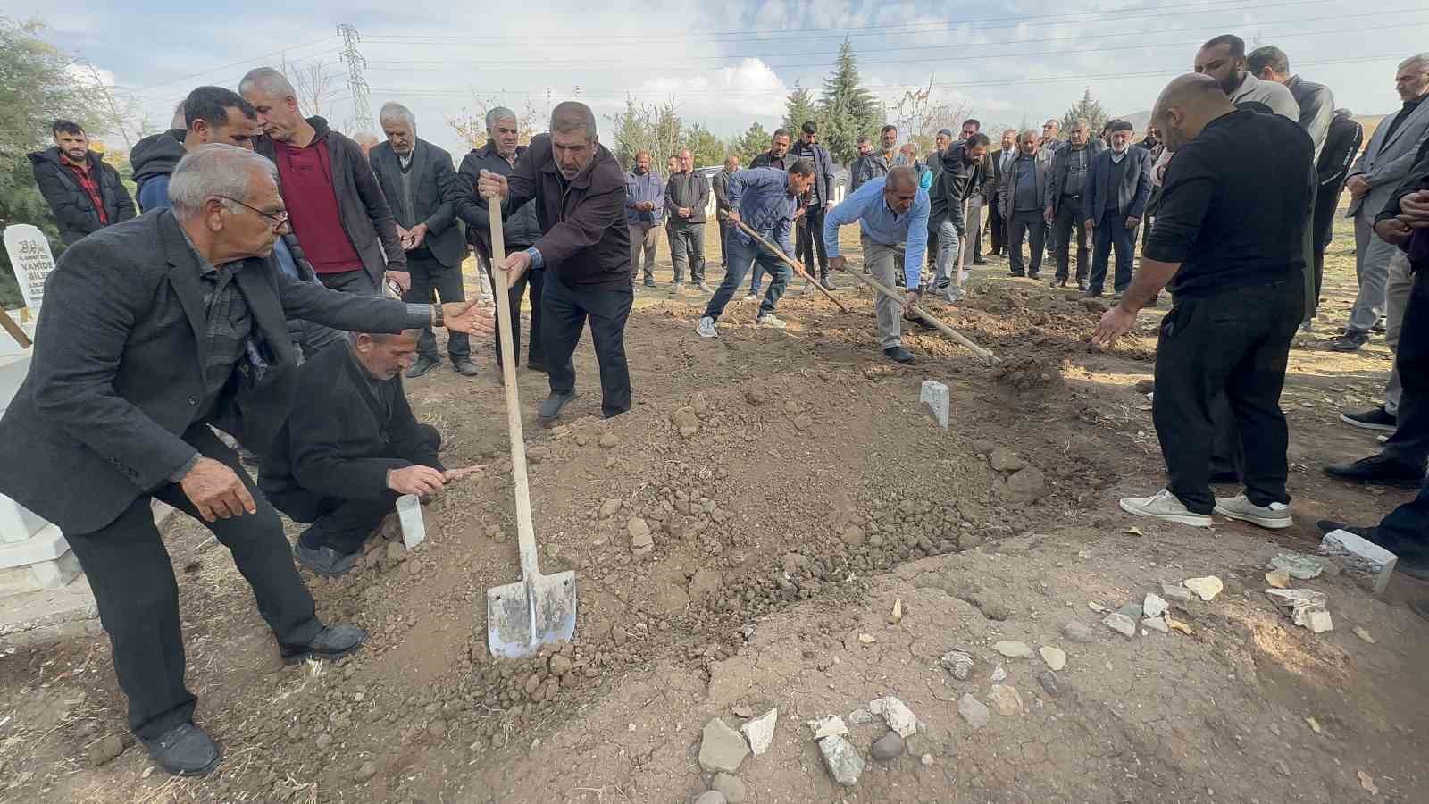 Bir hafta sonra cesedi bulunan Veysel son yolculuğuna uğurlandı 7 bir hafta sonra cesedi bulunan veysel son yolculuguna ugurlandi 3 2ZcbdMU5