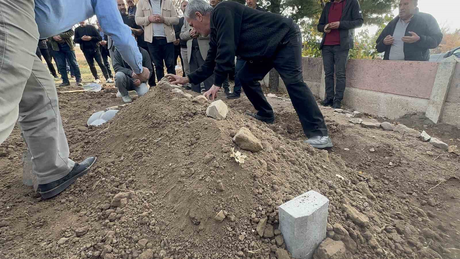 Bir hafta sonra cesedi bulunan Veysel son yolculuğuna uğurlandı 8 bir hafta sonra cesedi bulunan veysel son yolculuguna ugurlandi 4 OdskpHpb