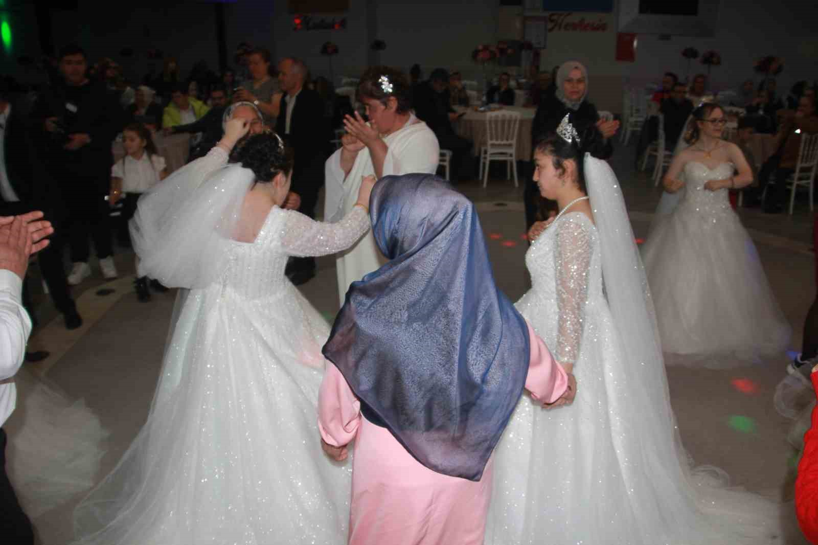 bir hayal 7 mutluluga donustu down sendromlu genc kizlara temsili dugun 5 bu7zqYBf