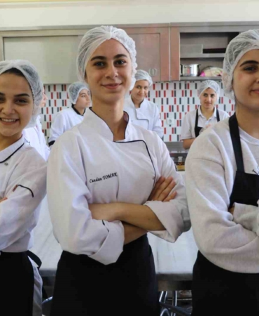 bir-ilcedeki-okullarin-yemek-ihtiyacini-bu-lise-karsiliyor-yillik-15-milyon-ciro-yapiyor-8BaWwMLt.jpg
