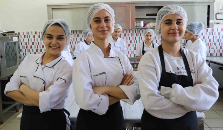 bir-ilcedeki-okullarin-yemek-ihtiyacini-bu-lise-karsiliyor-yillik-15-milyon-ciro-yapiyor-8BaWwMLt.jpg