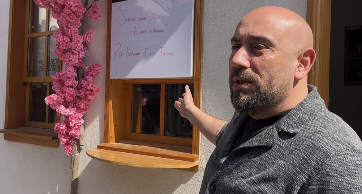 ‘Bir kafeden daha fazlası’ yazısını fark etti, ağacı sırtlayıp gitti O anlar kamerada 5 bir kafeden daha fazlasi yazisini fark etti agaci sirtlayip gitti o anlar kamerada 1 AUkgnfqk