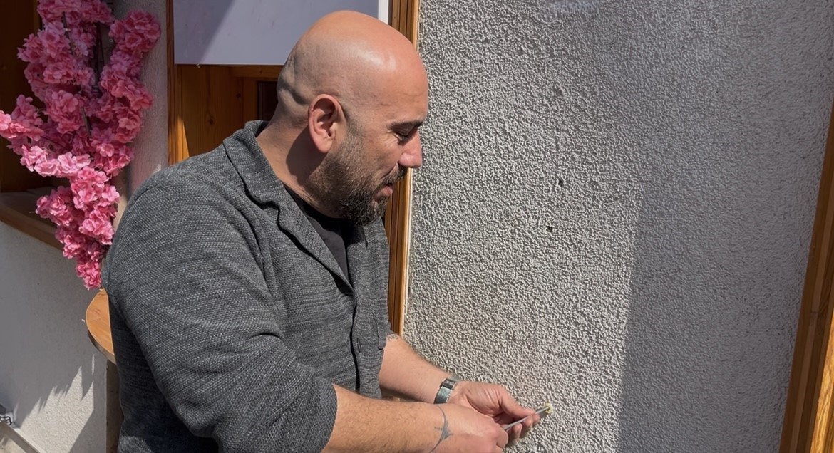 ‘Bir kafeden daha fazlası’ yazısını fark etti, ağacı sırtlayıp gitti O anlar kamerada 6 bir kafeden daha fazlasi yazisini fark etti agaci sirtlayip gitti o anlar kamerada 2 DcysHkHq