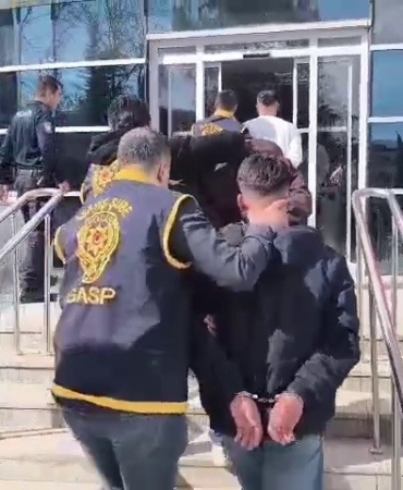 bir-kisinin-agir-yaralandigi-bicakli-saldirida-3-sahis-gozaltina-alindi-XKaqBnRG.jpg