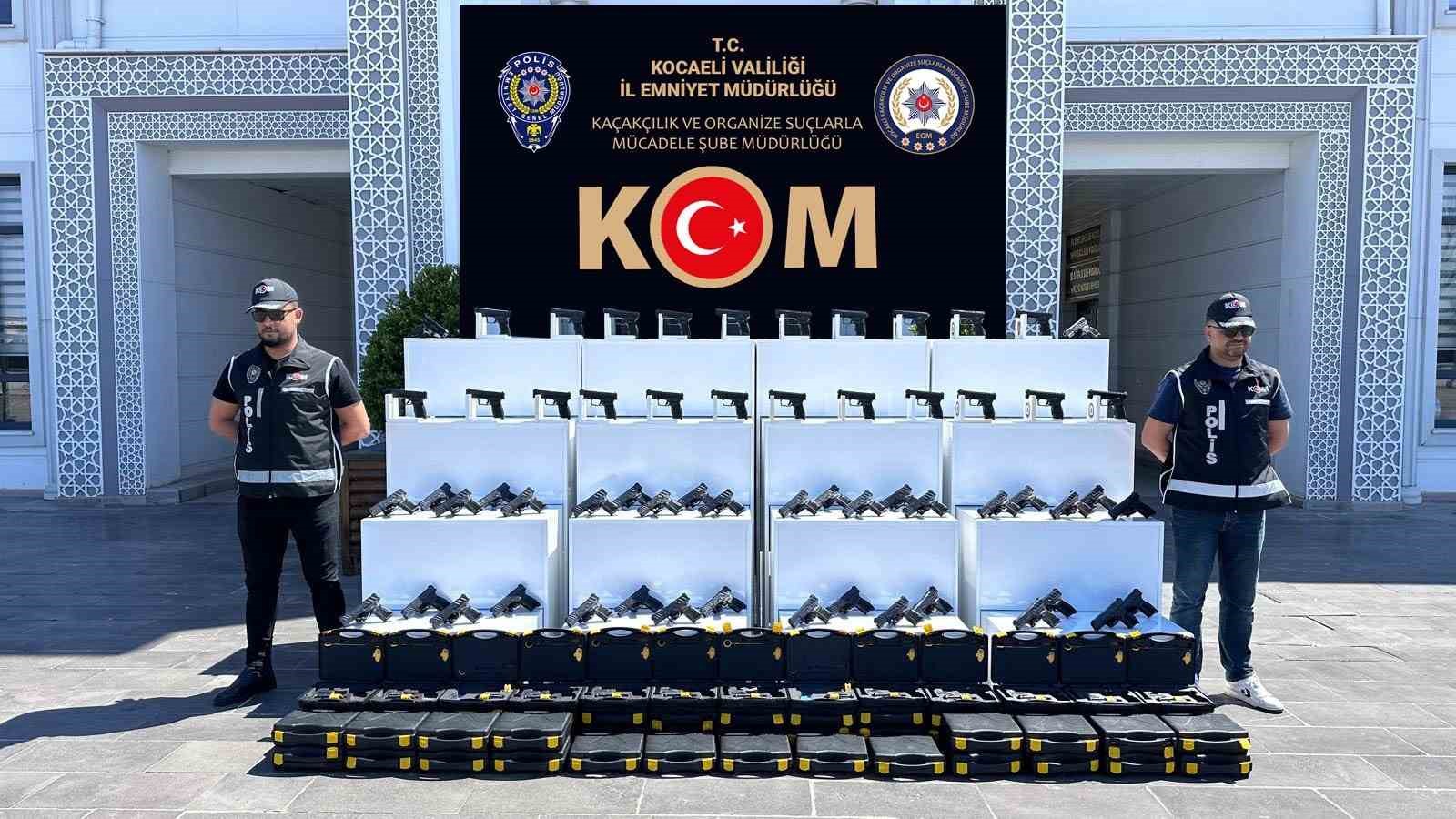 bir minibus dolusu silah ve malzemeleri ele gecirildi 0 fcWIs6dQ
