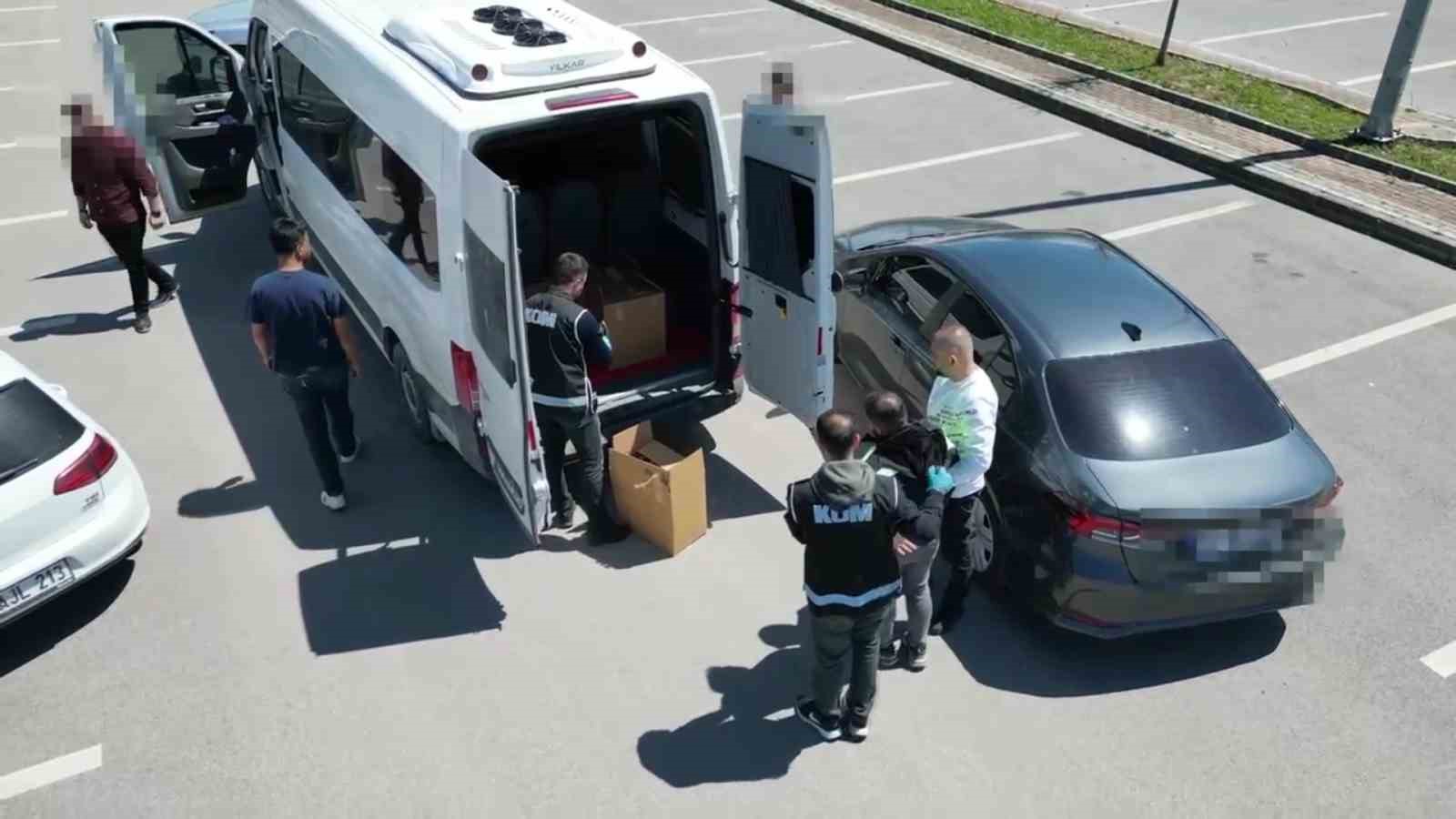 bir minibus dolusu silah ve malzemeleri ele gecirildi 1 UQgC3mnV