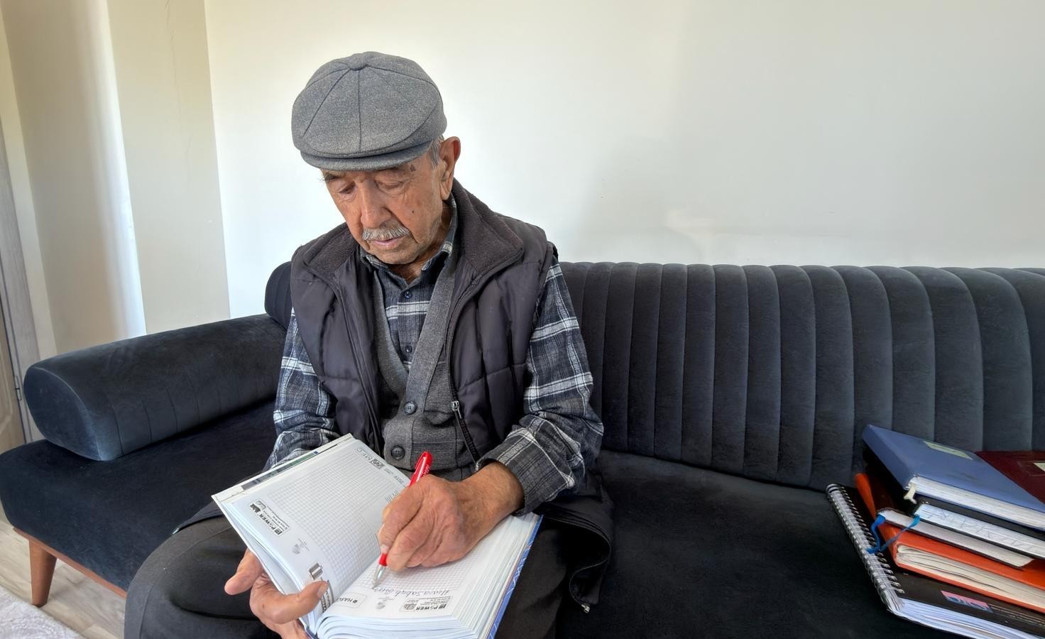 bir omru defterlere sigdirarak 59 yildir gunluk tutuyor 2 93tCzRGM