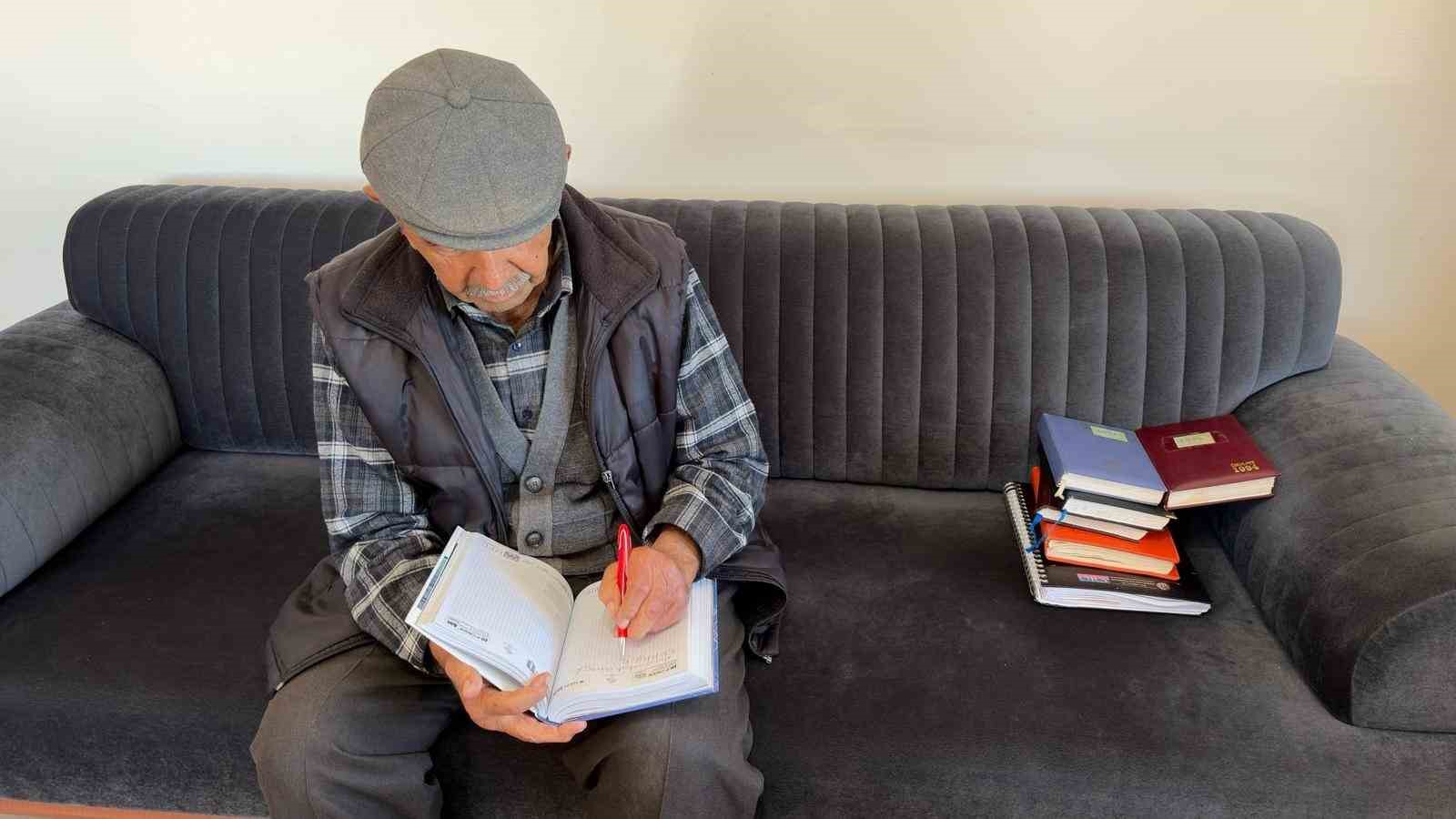 bir omru defterlere sigdirarak 59 yildir gunluk tutuyor 4 fMBERzPP