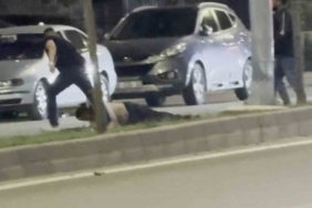 bir-tokatla-yere-serdigi-sahsi-surukleyerek-goturdu-o-anlar-kamerada-ED8H6EJ4.jpg