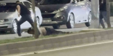 bir-tokatla-yere-serdigi-sahsi-surukleyerek-goturdu-o-anlar-kamerada-ED8H6EJ4.jpg