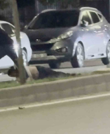 bir-tokatla-yere-serdigi-sahsi-surukleyerek-goturdu-o-anlar-kamerada-ED8H6EJ4.jpg