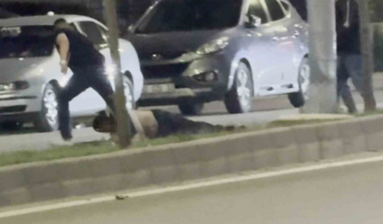 bir-tokatla-yere-serdigi-sahsi-surukleyerek-goturdu-o-anlar-kamerada-ED8H6EJ4.jpg