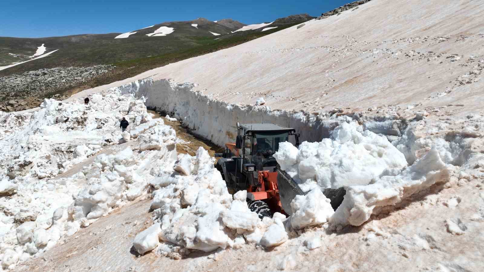 bir yanda 6 metrelik kar altinda mucadele diger yanda sahillerde yaza hazirlik 4 EFA1JcDf