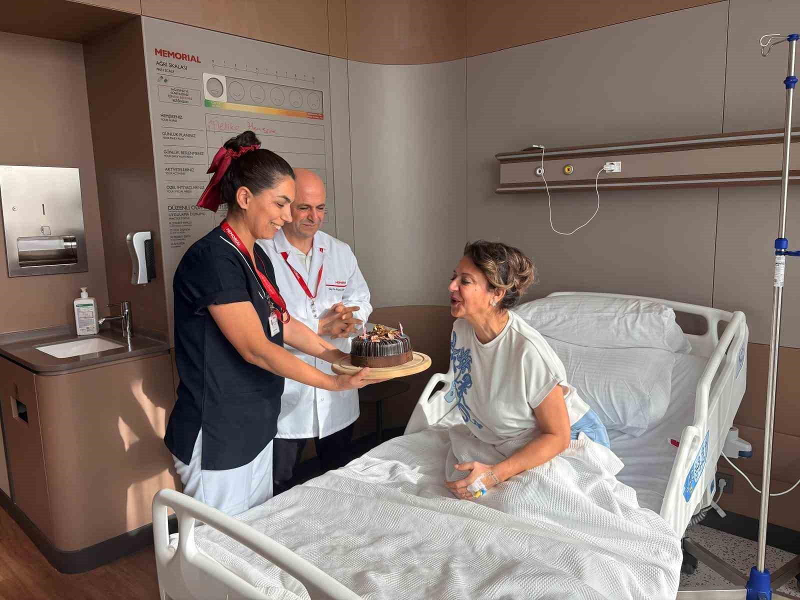 bir yil yutma mucadelesi veren doktor dogum gunu pastasini yutabilmenin mutlulugunu yasadi 0 Q5QfqyON