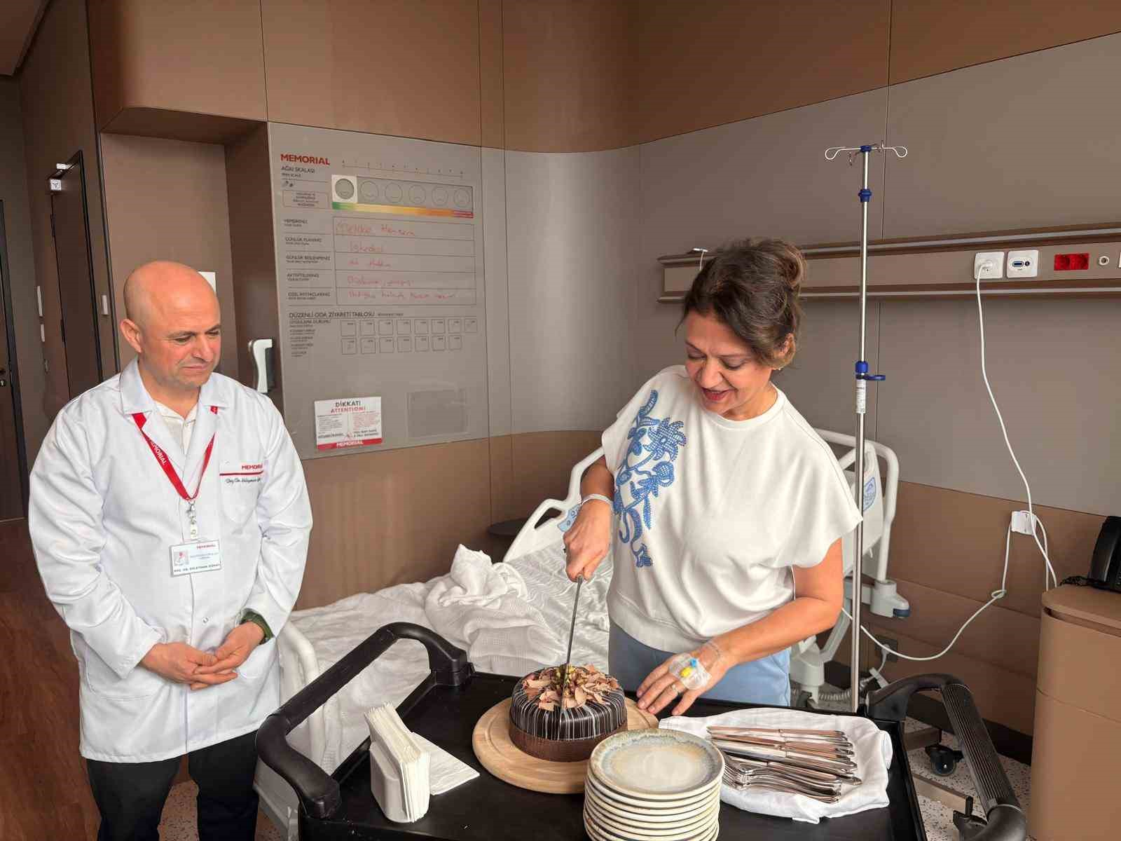 bir yil yutma mucadelesi veren doktor dogum gunu pastasini yutabilmenin mutlulugunu yasadi 2 PGdhdNsk