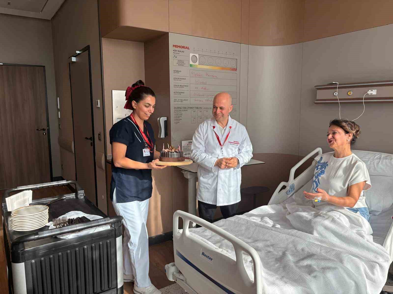 bir yil yutma mucadelesi veren doktor dogum gunu pastasini yutabilmenin mutlulugunu yasadi 3 smtwiBsD
