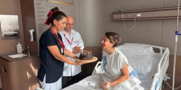 bir-yil-yutma-mucadelesi-veren-doktor-dogum-gunu-pastasini-yutabilmenin-mutlulugunu-yasadi-JeGzryty.jpg