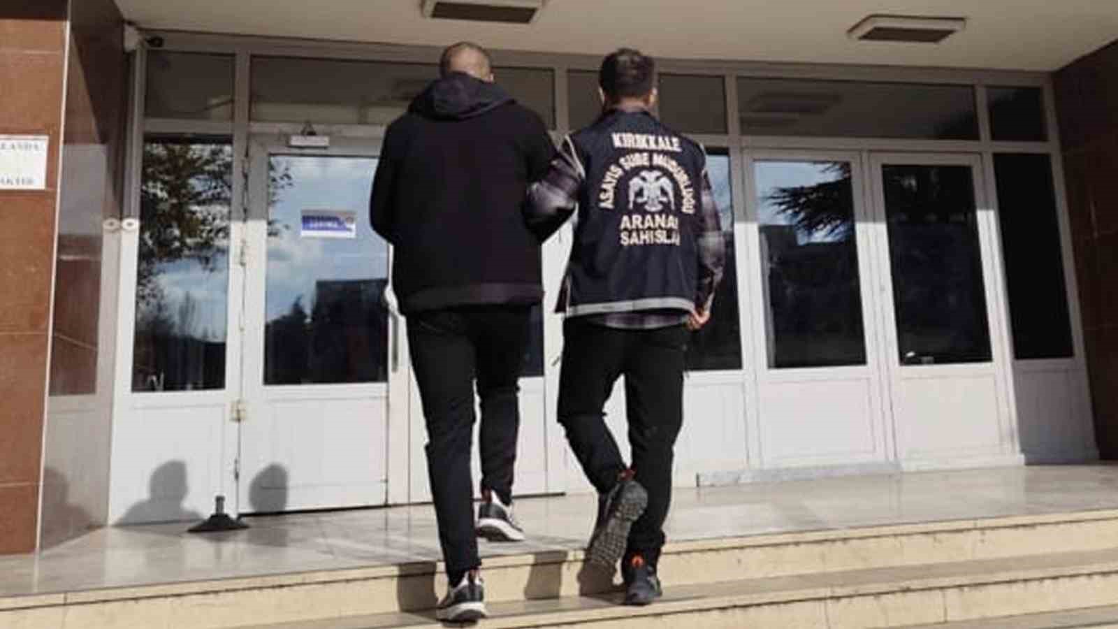 bir yildir aranan hukumlu arac icinde guneslikle yuzunu kameralardan gizlemeye calisirken yakalandi 0 7SqaehLE