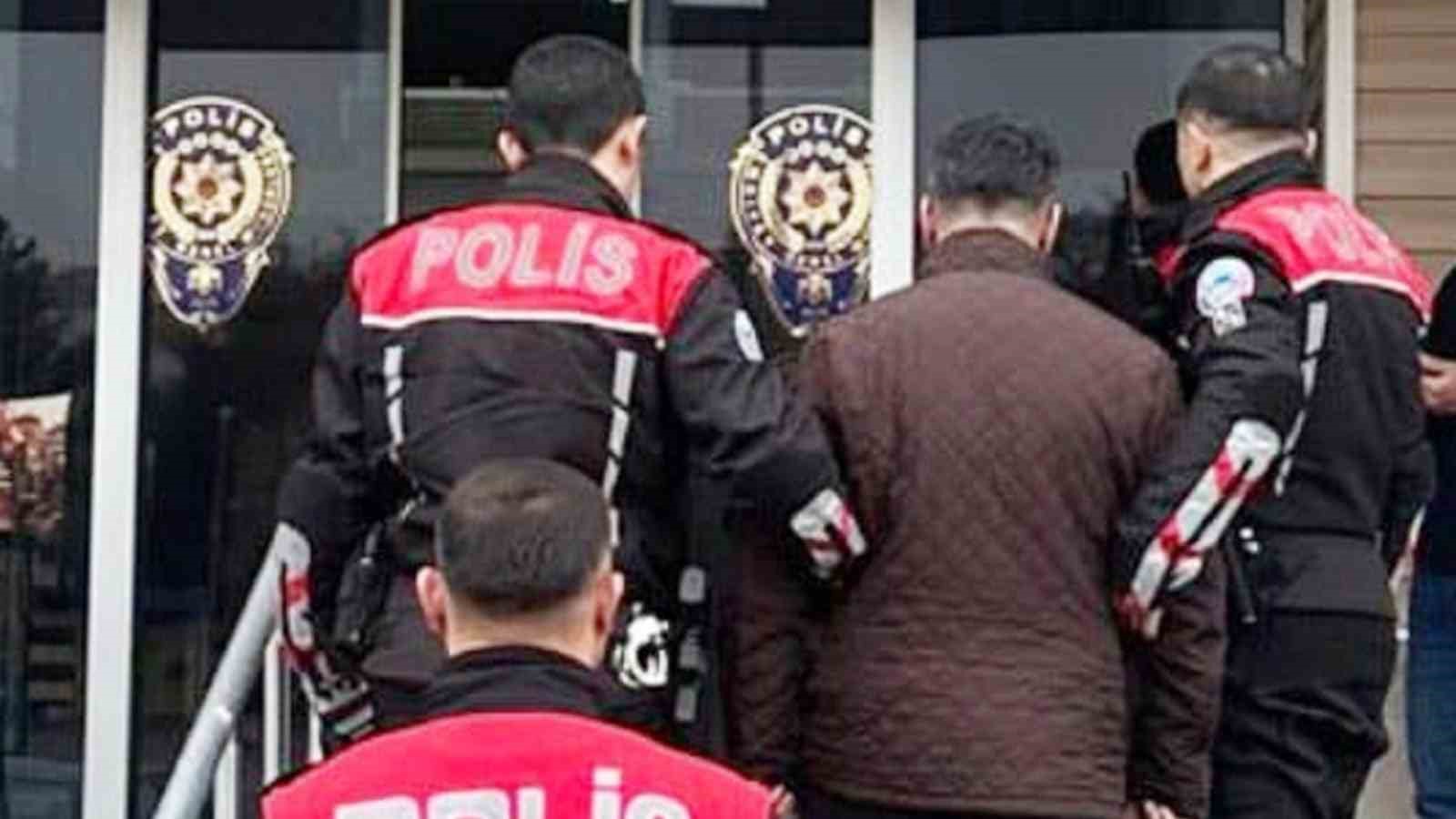 bir yildir aranan hukumlu arac icinde guneslikle yuzunu kameralardan gizlemeye calisirken yakalandi 1