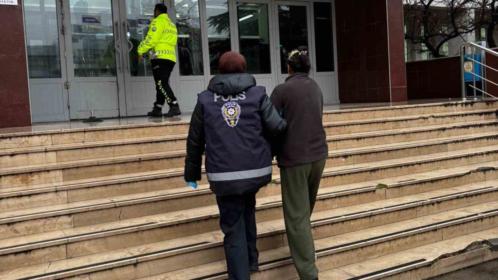 bir yildir aranan hukumlu arac icinde guneslikle yuzunu kameralardan gizlemeye calisirken yakalandi 2