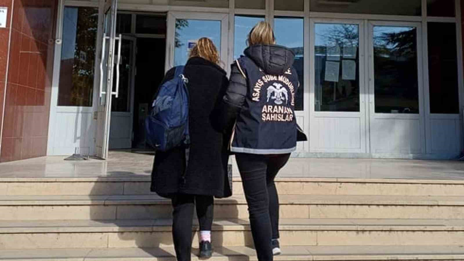 bir yildir aranan hukumlu arac icinde guneslikle yuzunu kameralardan gizlemeye calisirken yakalandi 3