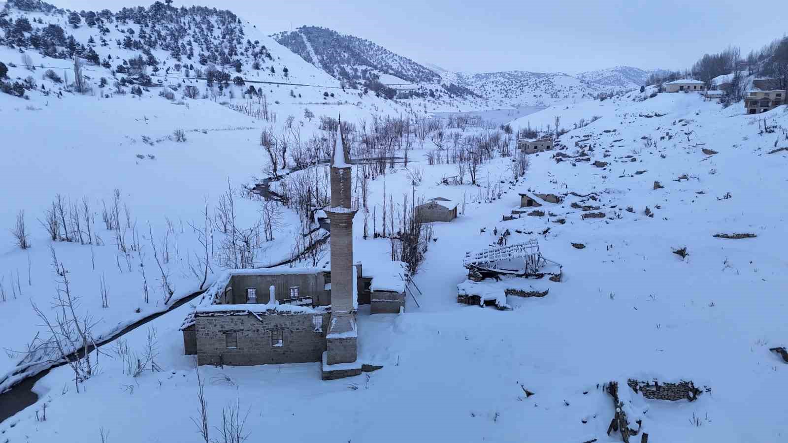 bir zamanlar tamamen sular altinda kalan koy simdi de kar altinda kaldi 3 9is4W28d