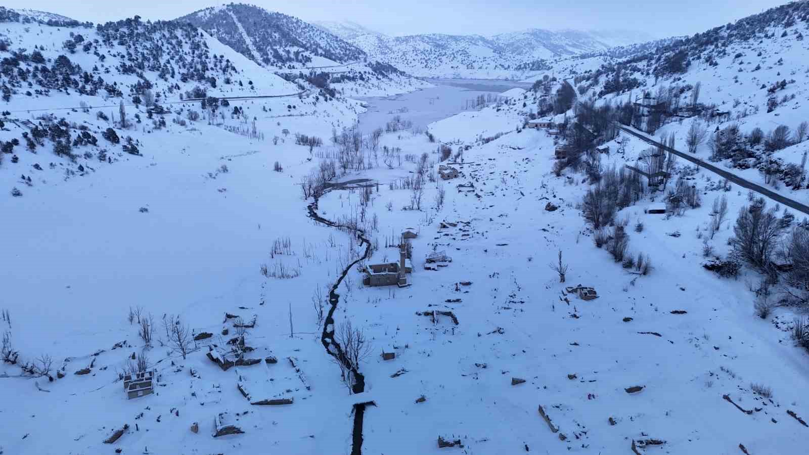 bir zamanlar tamamen sular altinda kalan koy simdi de kar altinda kaldi 6 7qGhRaVl