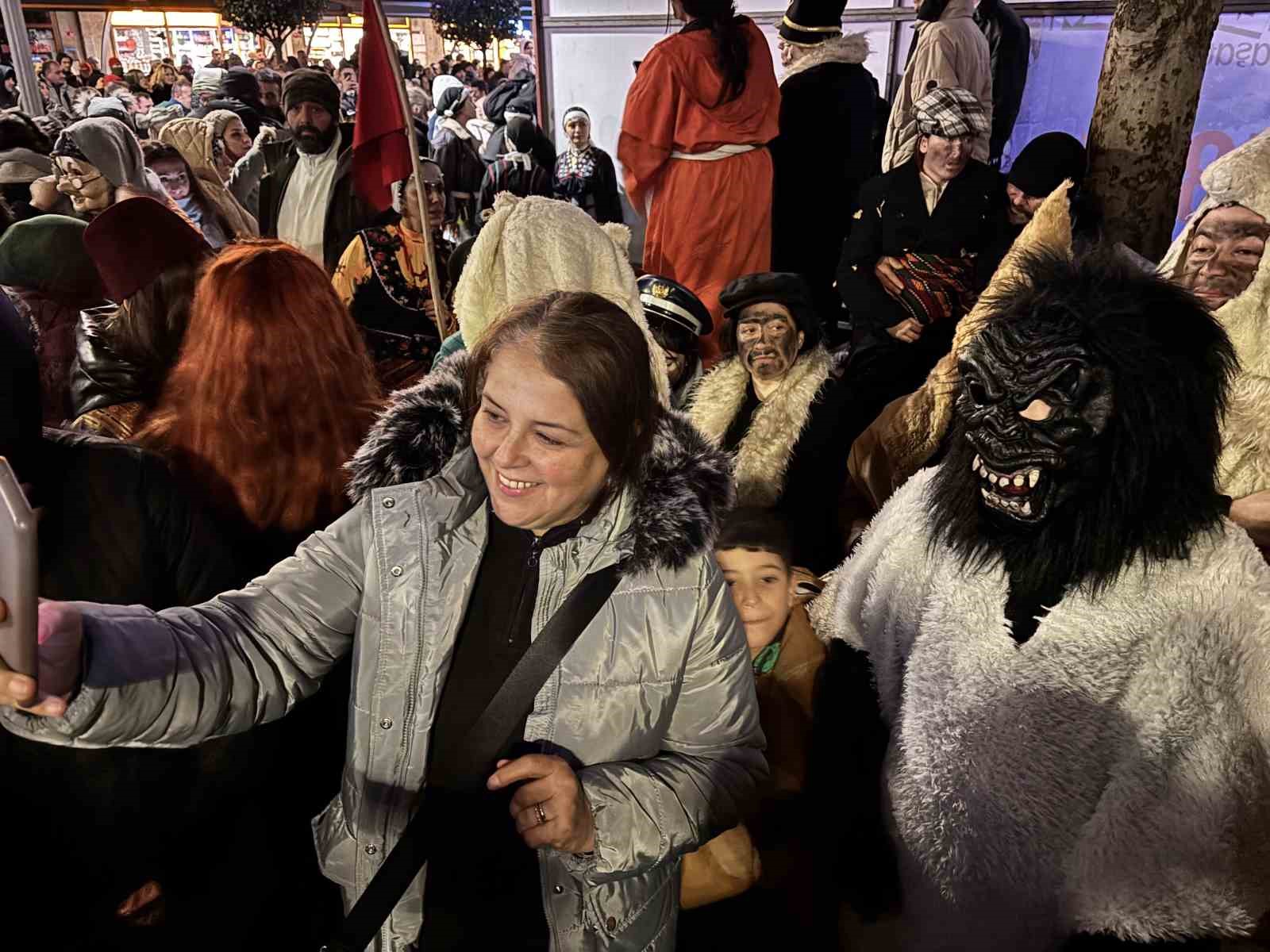 birbirinden ilginc kostumlerle kalandar gelenegi yasatildi 1 9XyAl1P7