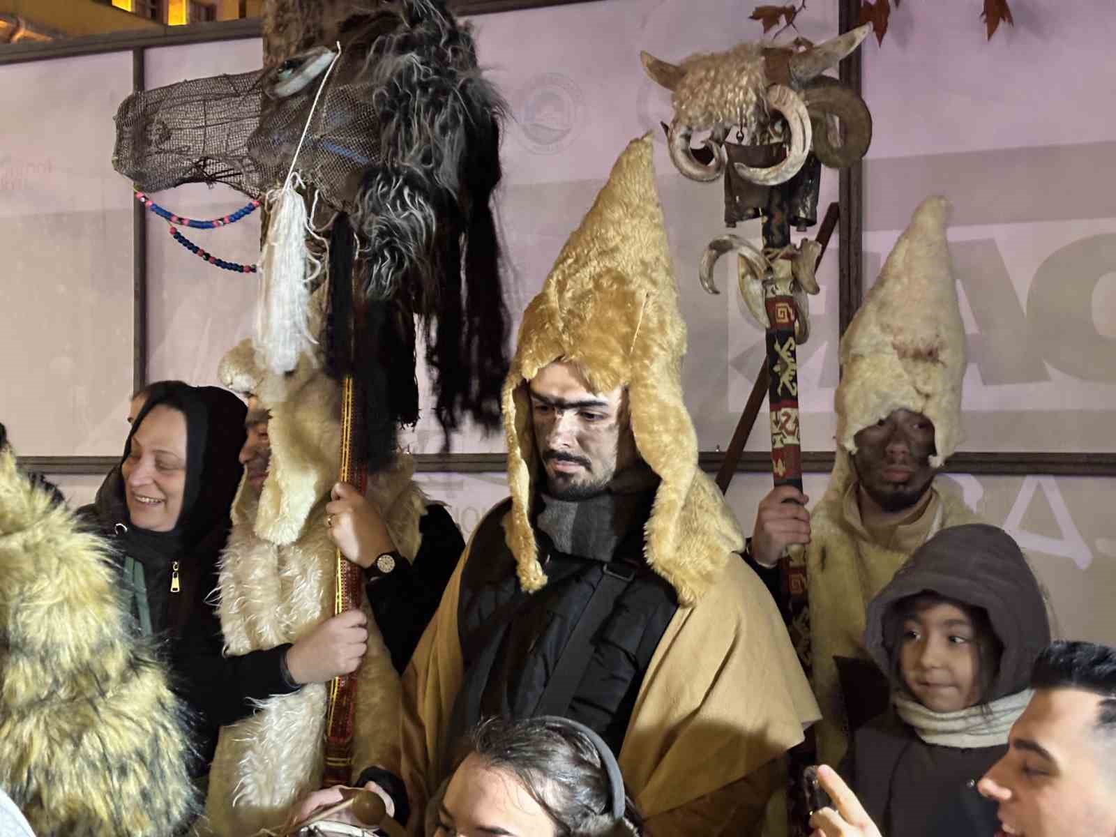 birbirinden ilginc kostumlerle kalandar gelenegi yasatildi 10 2MJdFcUO