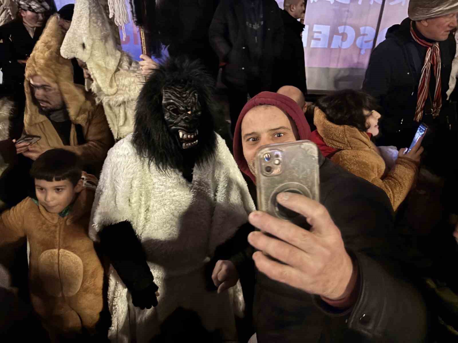 birbirinden ilginc kostumlerle kalandar gelenegi yasatildi 2 FPfWHs34