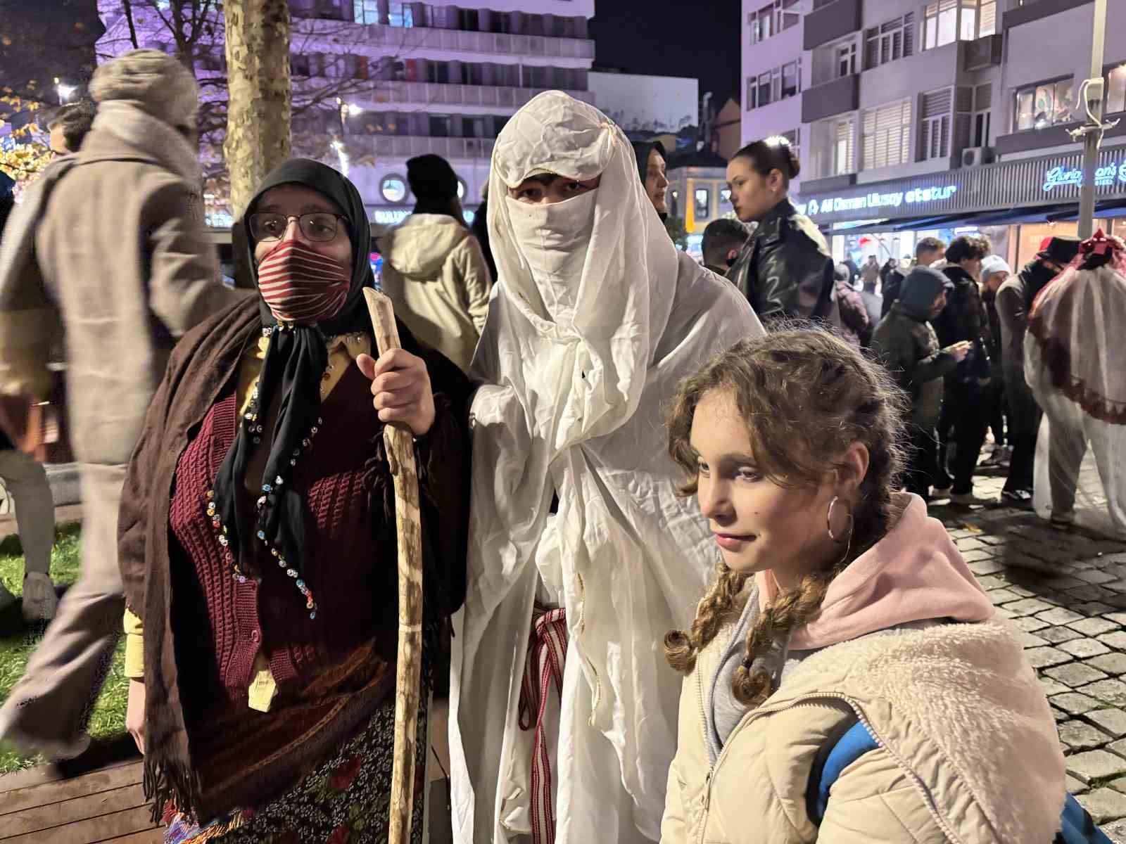 birbirinden ilginc kostumlerle kalandar gelenegi yasatildi 3 WGKvybuk