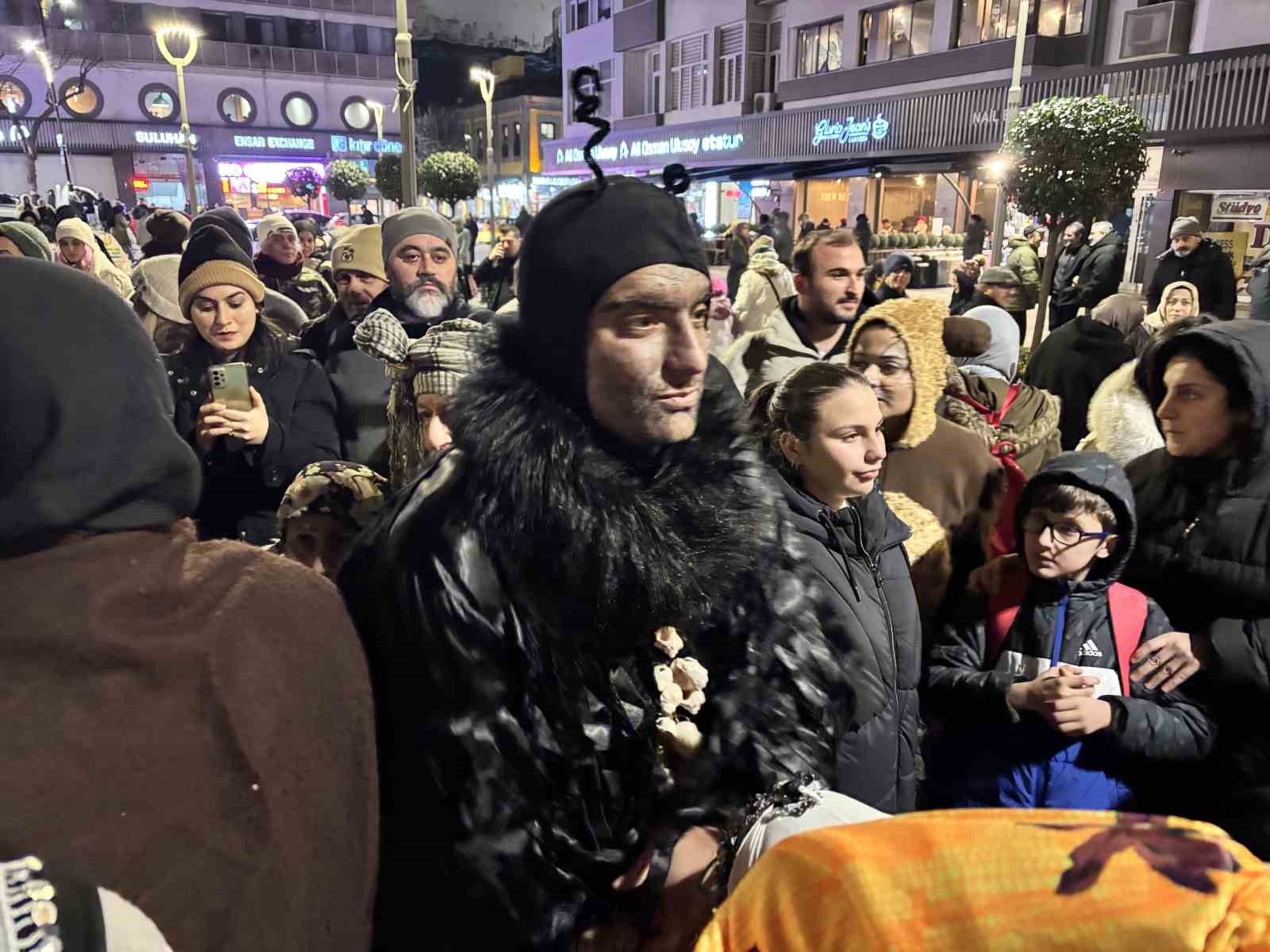 birbirinden ilginc kostumlerle kalandar gelenegi yasatildi 9 2HXhz4T4