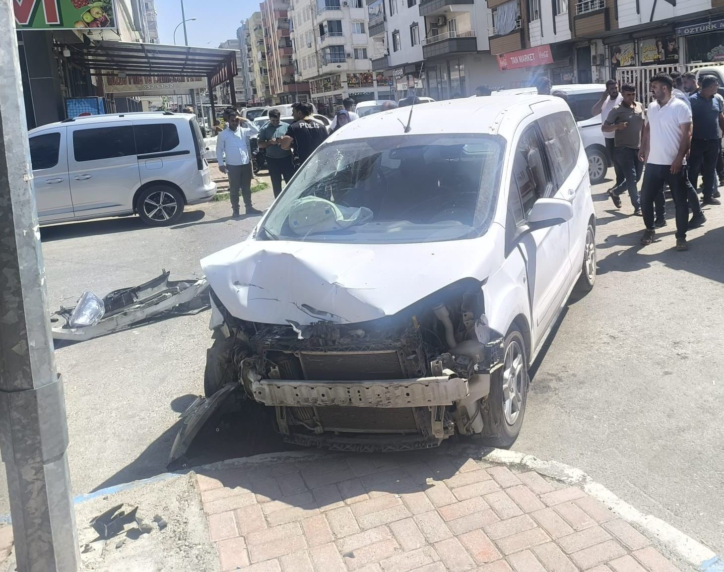 biri agir 2 kisinin yaralandigi kaza guvenlik kamerasina yansidi 0 rRfkIjTI