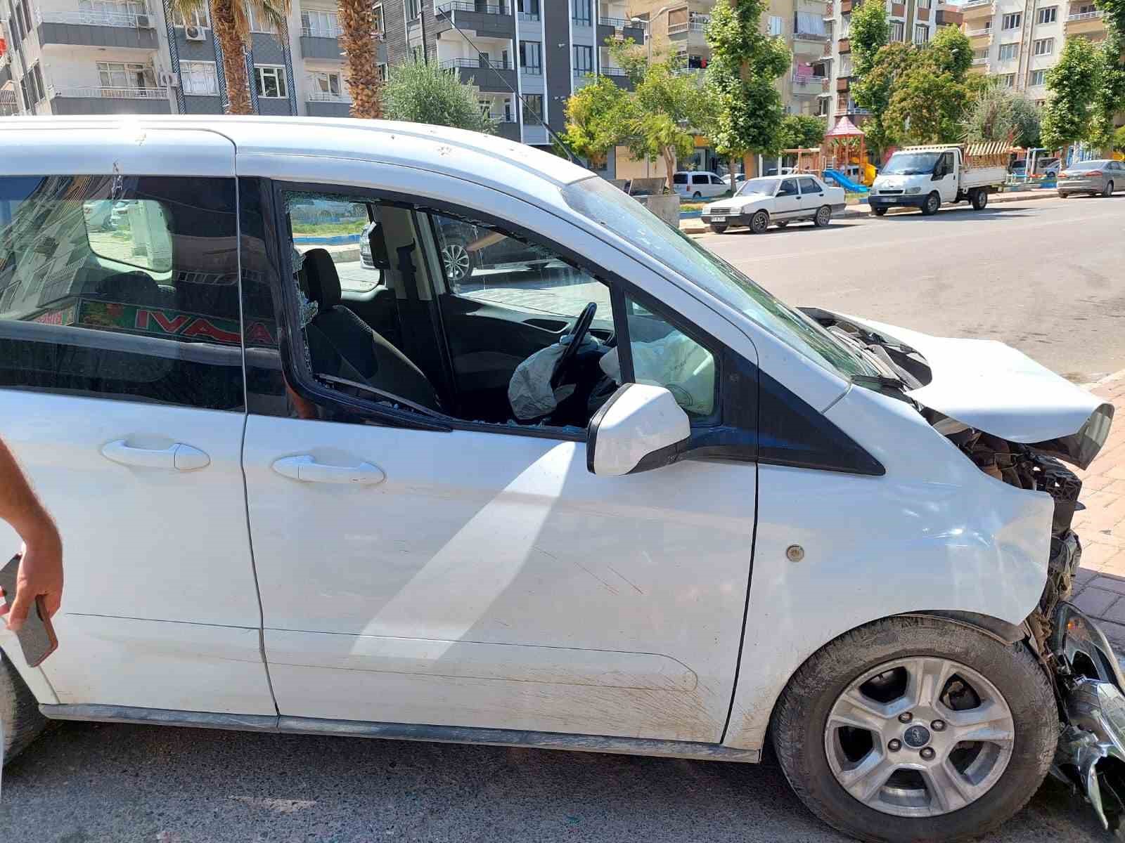 biri agir 2 kisinin yaralandigi kaza guvenlik kamerasina yansidi 1 DldKN21f