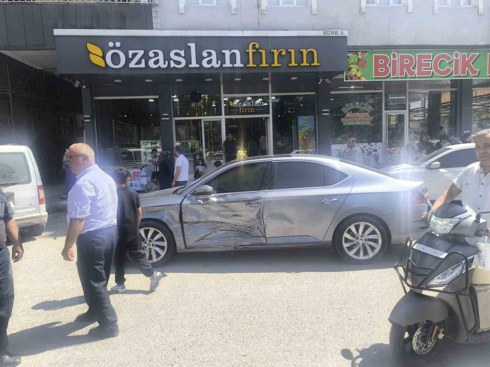 biri agir 2 kisinin yaralandigi kaza guvenlik kamerasina yansidi 2 hY4CL1Qh