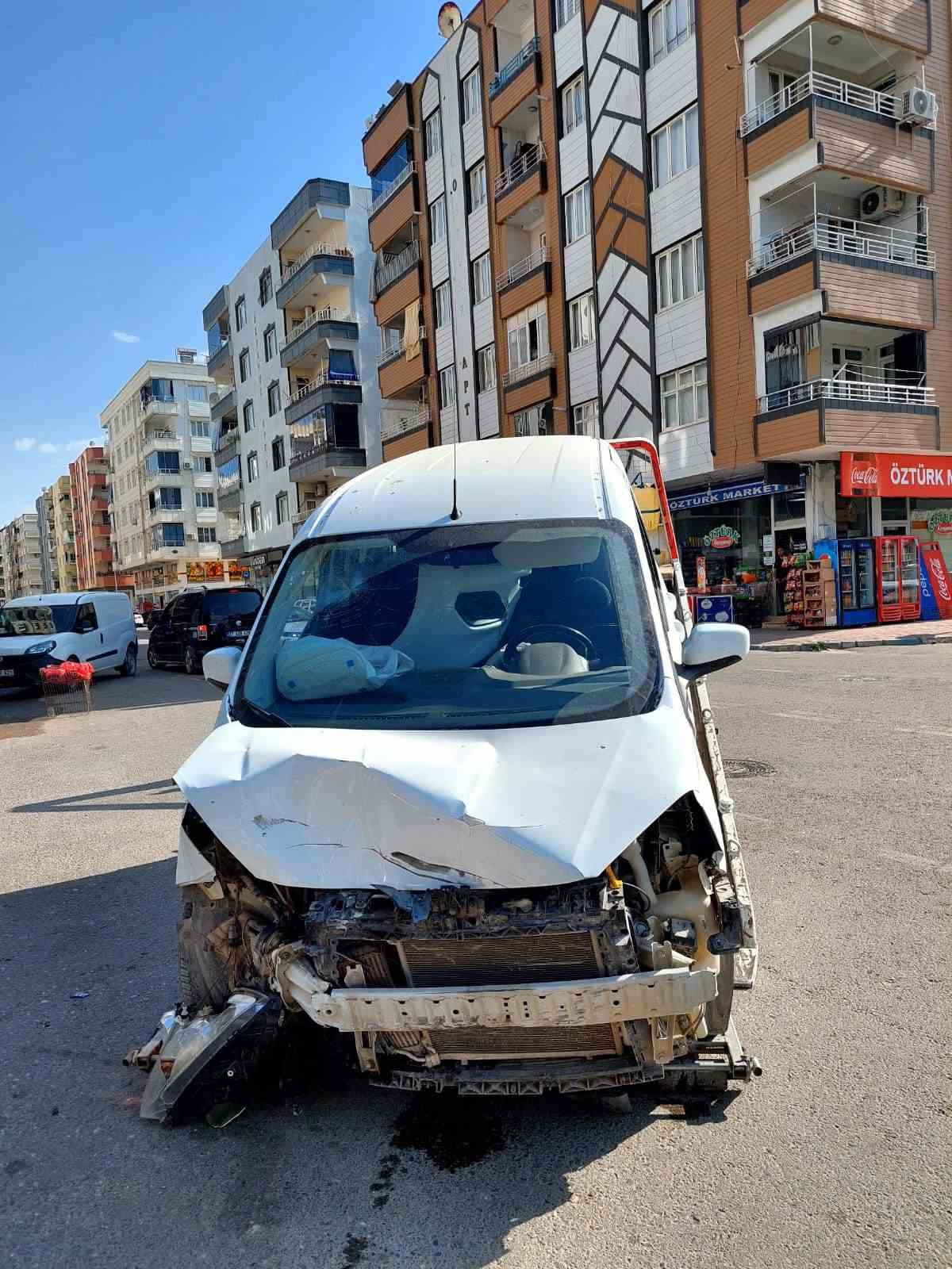 biri agir 2 kisinin yaralandigi kaza guvenlik kamerasina yansidi 3 mPqhn2mi